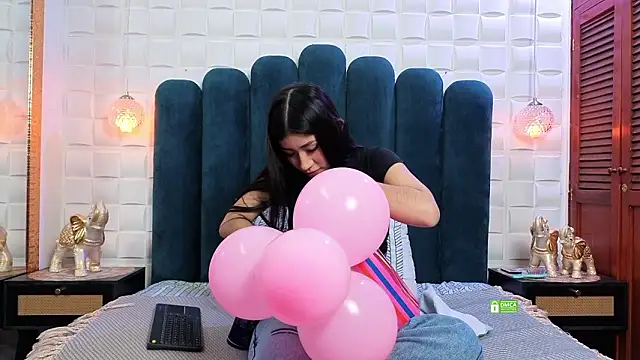 Snapshot of Lili_Opal chatting on 03.30.26 Lili Opal online show from 03.30.26