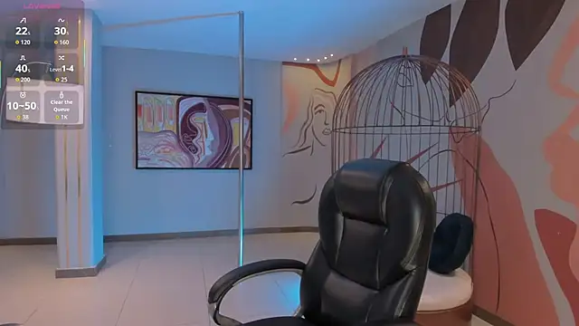 Snapshot of CandaseRussell chatting on 10.23.25 CandaseRussell online show from 10.23.25