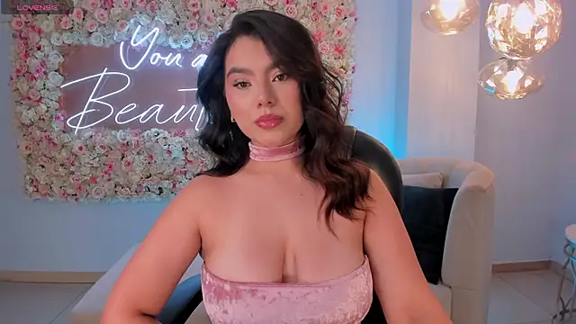 Snapshot of CandaseRussell chatting on 10.25.25 CandaseRussell online show from 10.25.25