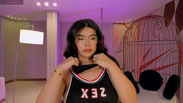 Snapshot of CandaseRussell chatting on 10.30.25 CandaseRussell online show from 10.30.25