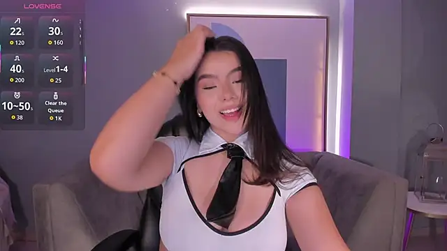 Snapshot of CandaseRussell chatting on 11.22.25 CandaseRussell online show from 11.22.25