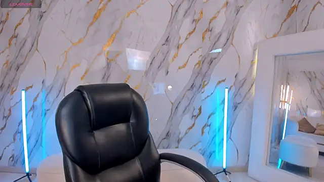 Snapshot of CandaseRussell chatting on 11.26.25 CandaseRussell online show from 11.26.25