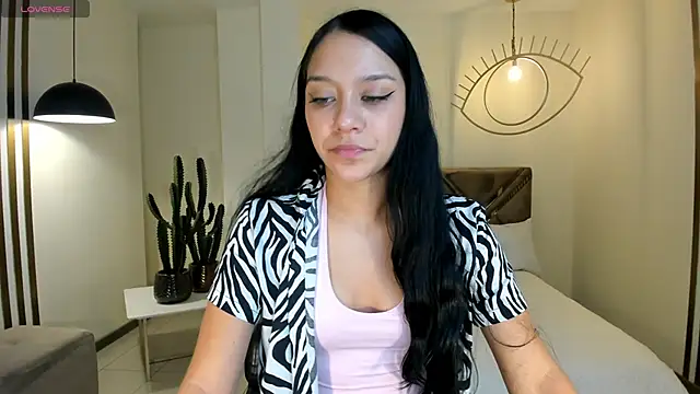 Snapshot of AmaliaCrus chatting on 10.20.25 AmaliaCrus online show from 10.20.25