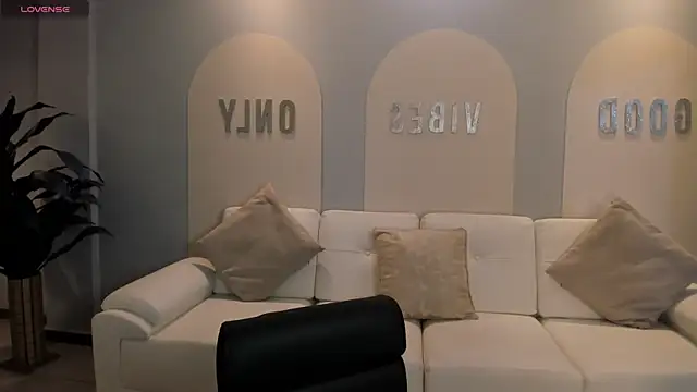 Snapshot of AmaliaCrus chatting on 11.20.25 AmaliaCrus online show from 11.20.25