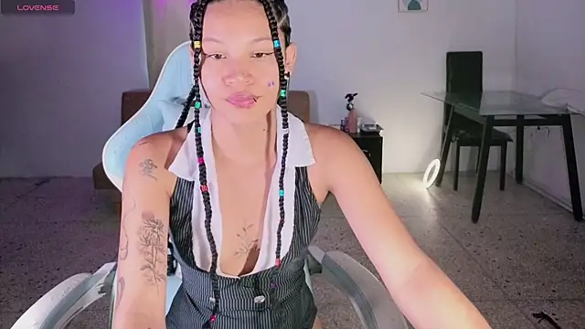 Snapshot of eleselas chatting on 10.19.25 eleselas online show from 10.19.25