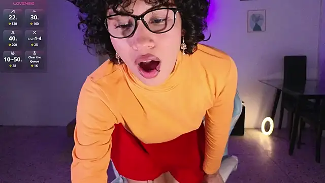 Snapshot of eleselas chatting on 10.31.25 eleselas online show from 10.31.25