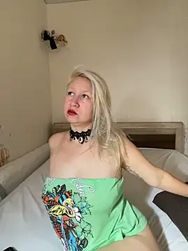 Snapshot of Nikusia chatting on 10.11.25 Nikusia online show from 10.11.25