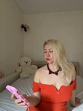 Snapshot of Nikusia chatting on 11.23.25 Nikusia online show from 11.23.25