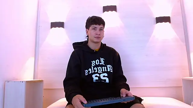 Jhojan twink online show from 12.19.25