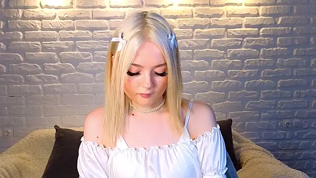 Snapshot of minigirl chatting on 03.16.25 minigirl online show from 03.16.25