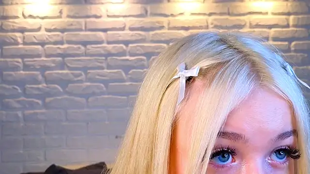 Snapshot of minigirl chatting on 03.18.25 minigirl online show from 03.18.25