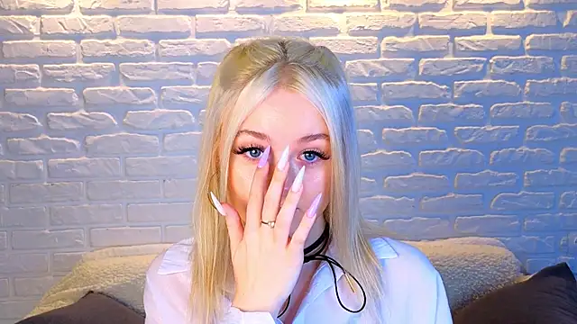 Snapshot of minigirl chatting on 03.21.25 minigirl online show from 03.21.25