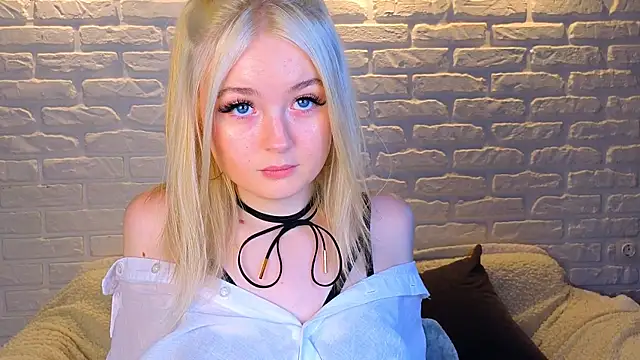 Snapshot of minigirl chatting on 03.21.25 minigirl online show from 03.21.25