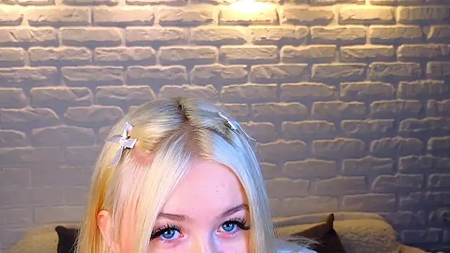 Snapshot of minigirl chatting on 03.22.25 minigirl online show from 03.22.25