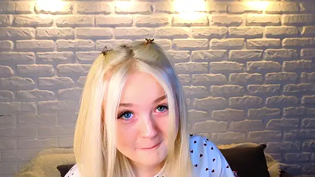 Snapshot of minigirl chatting on 03.23.25 minigirl online show from 03.23.25