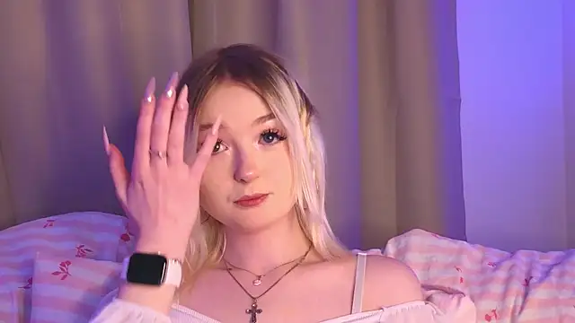 Snapshot of minigirl chatting on 02.12.26 minigirl online show from 02.12.26