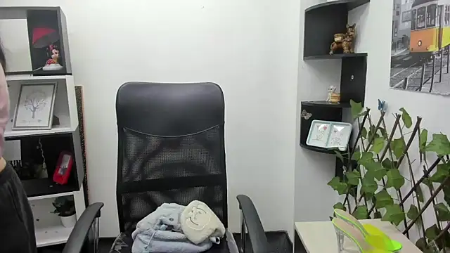 Snapshot of Lizeth_Garcia chatting on 10.24.25 Lizeth Garcia online show from 10.24.25