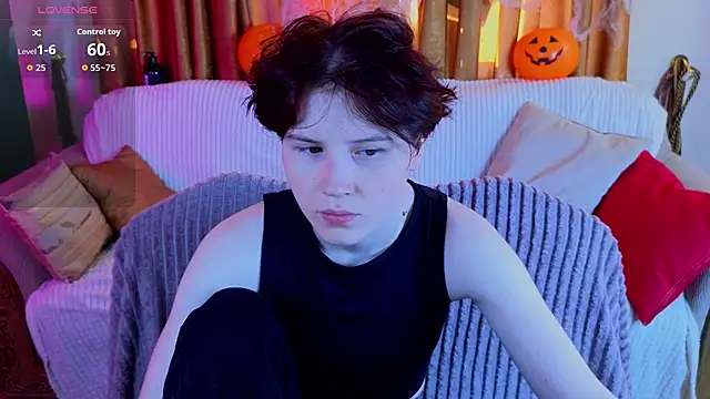 Snapshot of Tara_Lawson chatting on 10.21.25 Tara Lawson online show from 10.21.25