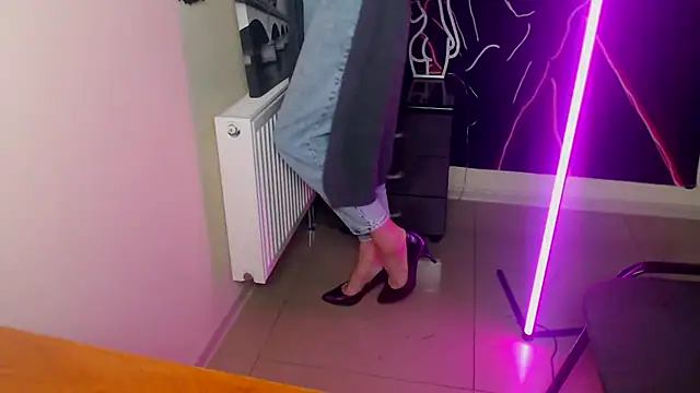 Snapshot of VanessaRey_ chatting on 11.30.25 VanessaRey online show from 11.30.25