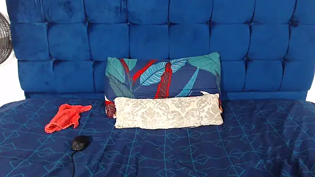 Snapshot of AriesCake chatting on 12.18.25 AriesCake online show from 12.18.25