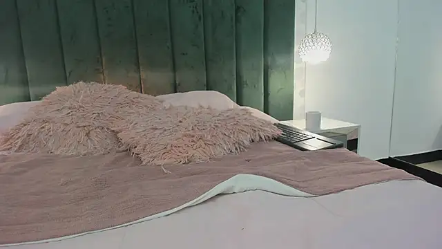 Snapshot of SaraJonness chatting on 03.20.25 SaraJonness online show from 03.20.25