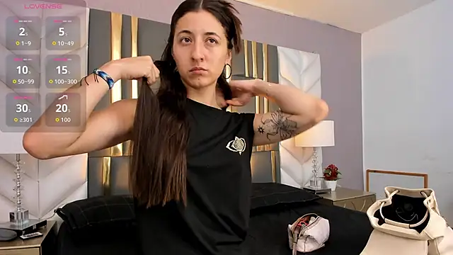 Snapshot of SaraJonness chatting on 11.11.25 SaraJonness online show from 11.11.25