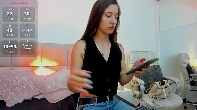 Snapshot of SaraJonness chatting on 11.19.25 SaraJonness online show from 11.19.25