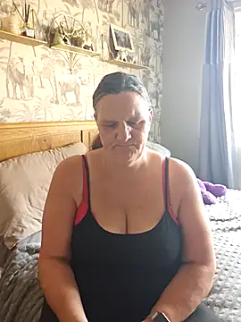 MissQueenBeex online show from 09.30.25