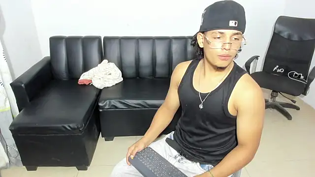 Snapshot of samxx_muscle chatting on 05.15.26 samxx muscle online show from 05.15.26