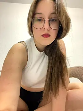 Snapshot of Vviikkssiikk chatting on 10.29.25 Vviikkssiikk online show from 10.29.25