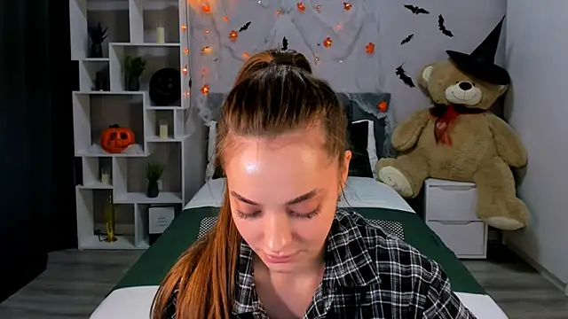 MelanieAlves online show from 10.13.25