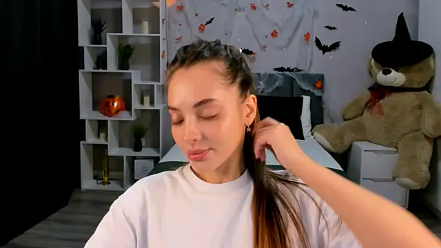 MelanieAlves online show from 10.17.25