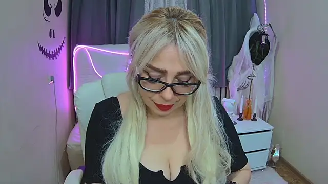 Snapshot of KatrinaCharm chatting on 10.15.25 KatrinaCharm online show from 10.15.25