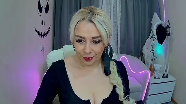 Snapshot of KatrinaCharm chatting on 10.23.25 KatrinaCharm online show from 10.23.25