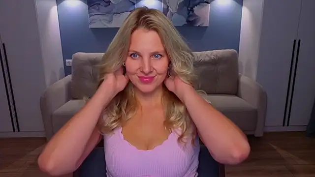 Snapshot of MelanieBennett chatting on 07.13.26 MelanieBennett online show from 07.13.26