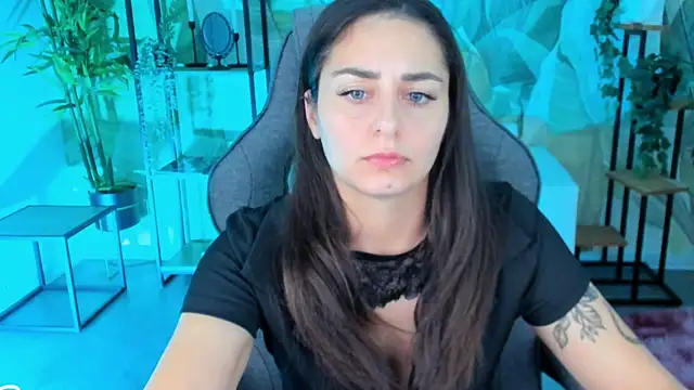 Snapshot of ValeriiMills chatting on 10.10.25 ValeriiMills online show from 10.10.25