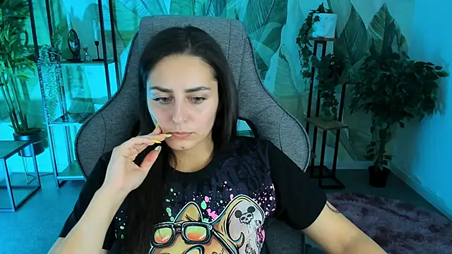 Snapshot of ValeriiMills chatting on 10.13.25 ValeriiMills online show from 10.13.25