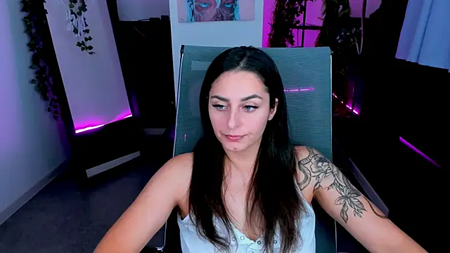 Snapshot of ValeriiMills chatting on 10.22.25 ValeriiMills online show from 10.22.25