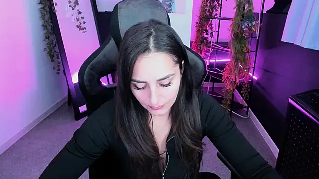 Snapshot of ValeriiMills chatting on 10.29.25 ValeriiMills online show from 10.29.25