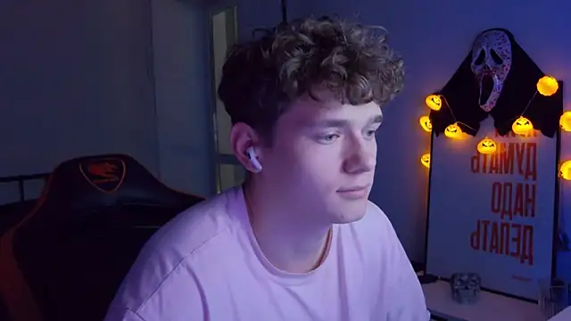 Snapshot of DanyDavis chatting on 10.28.25 DanyDavis online show from 10.28.25