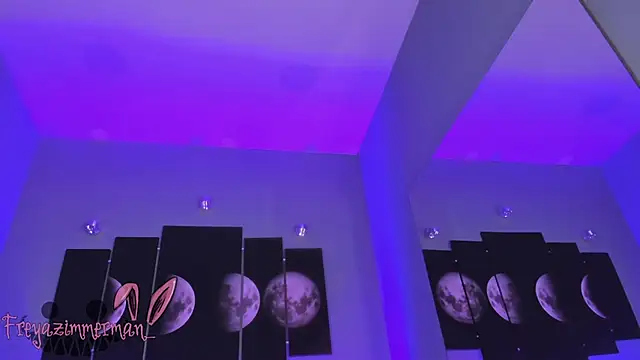 FreyaZimmerman  online show from 09.28.25