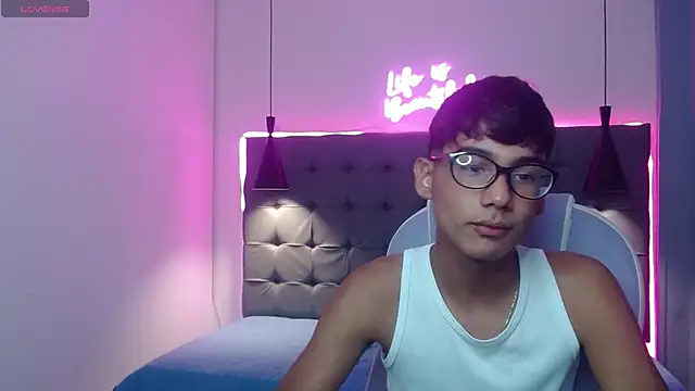 Snapshot of OliverTwinky chatting on 03.23.25 OliverTwinky online show from 03.23.25