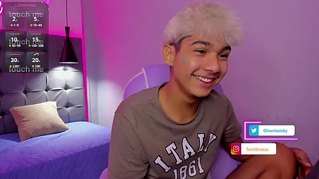 Snapshot of OliverTwinky chatting on 09.18.25 OliverTwinky online show from 09.18.25