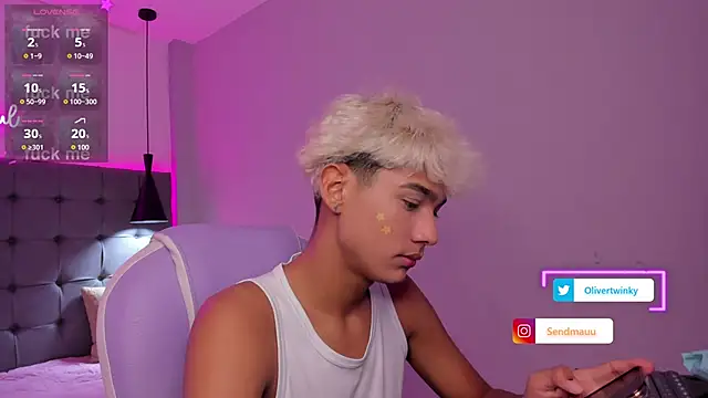 Snapshot of OliverTwinky chatting on 09.29.25 OliverTwinky online show from 09.29.25