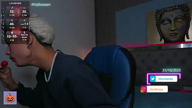 Snapshot of OliverTwinky chatting on 10.28.25 OliverTwinky online show from 10.28.25