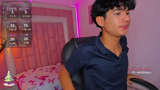 Snapshot of OliverTwinky chatting on 11.24.25 OliverTwinky online show from 11.24.25