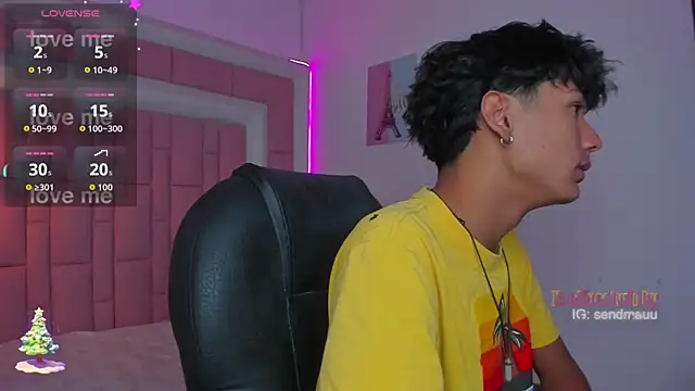 Snapshot of OliverTwinky chatting on 12.03.25 OliverTwinky online show from 12.03.25