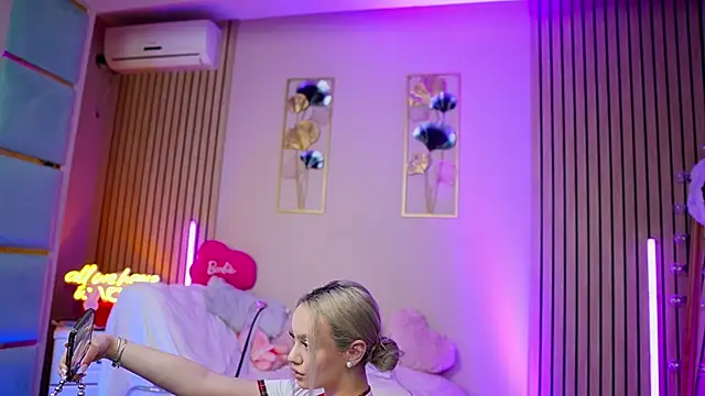 Snapshot of SabrinaJade chatting on 02.21.26 SabrinaJade online show from 02.21.26