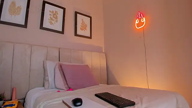 Snapshot of _lucia_18 chatting on 10.13.25 lucia 18 online show from 10.13.25