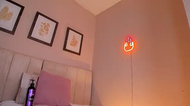 Snapshot of _lucia_18 chatting on 10.14.25 lucia 18 online show from 10.14.25